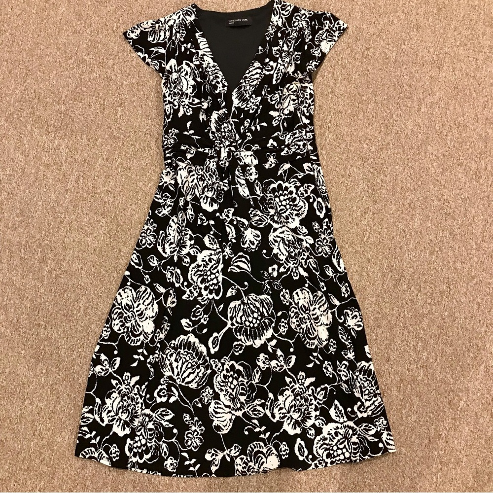 Jones New York black and white floral print dress. Size 10. Side zipper.